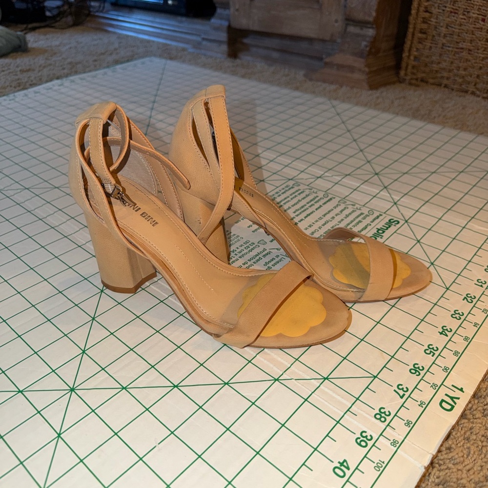 Gianni Bini beige heels